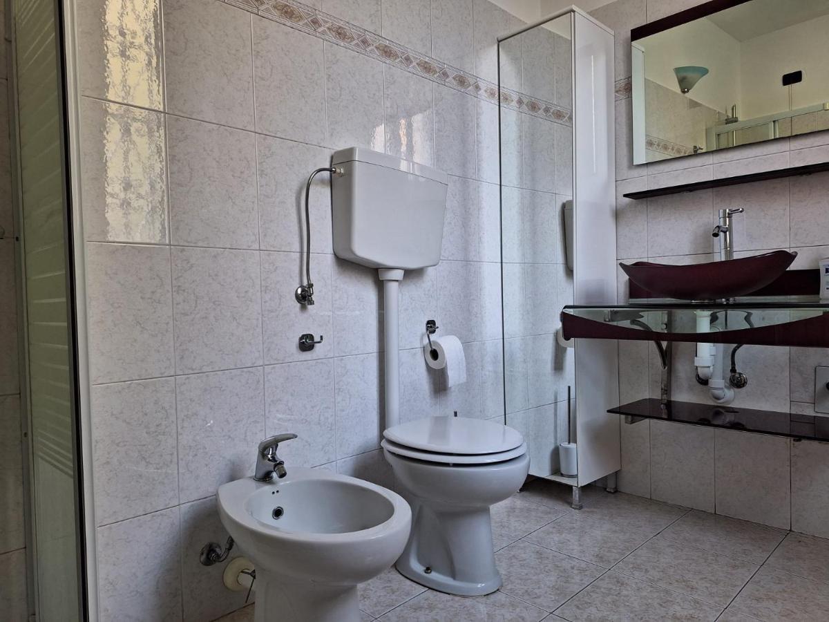 Appartamento La Casa Dei Nonni Malnate Ngoại thất bức ảnh